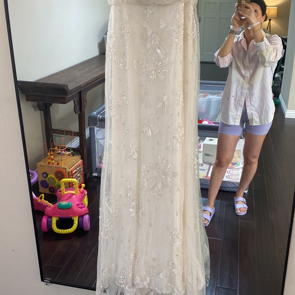 Monique Lhuillier - never been worn! Wedding dress - Picture 3 of 9